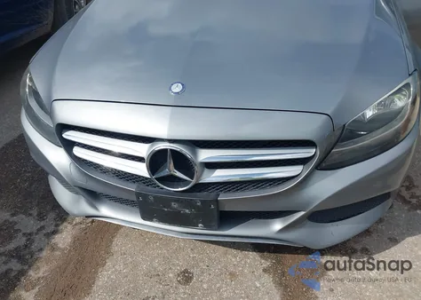 2016 Mercedes-Benz C 300 z USA, uszkodzony, nr VIN 55SWF4JB2GU123907